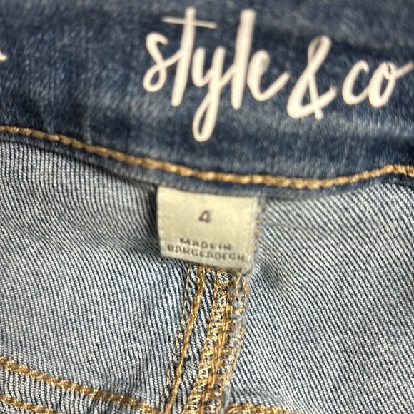 NWTS Style & Co Mid-Rise Frayed Denim Bermuda Shorts Size 4 (A1) - Picture 3 of 5